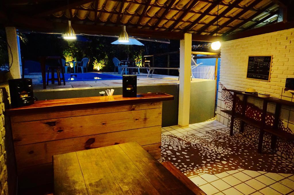Novos Baianos Hostel E Pousada Порту-Сегуру Экстерьер фото The bar at the beach resort
