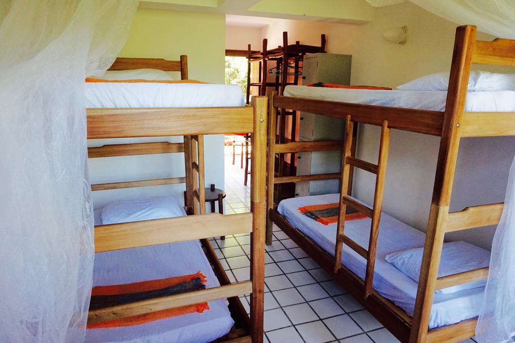 Novos Baianos Hostel E Pousada Порту-Сегуру Экстерьер фото Dormitory